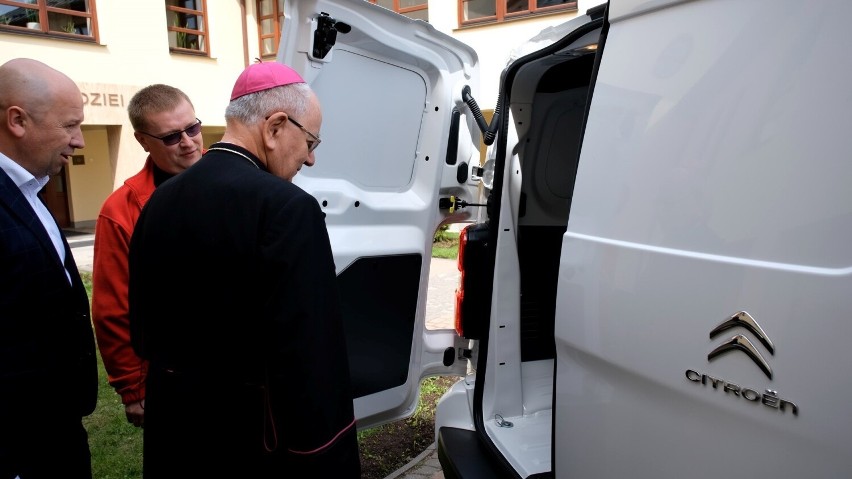 Samochód od papieża Franciszka będzie pomagał Ukraińcom