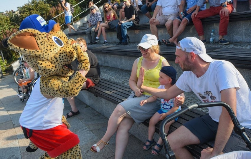 Wtorkowy konkurs skoków rozegrany w centrum miasta...