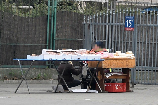 Straż miejska zabiera głos w sprawie "babci od bułek": "Zorganizowany proceder"