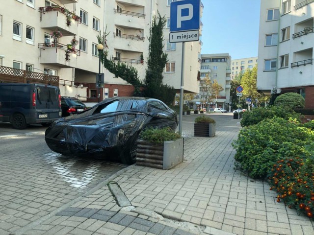 Absurd drogowy na Ursynowie. Kuriozalny parking i "supersamochód" owinięty folią