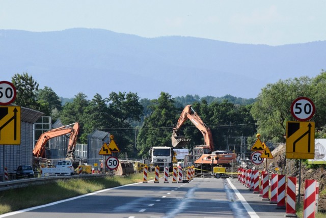 Wiadukt kolejowy nad DK1 w Czechowicach-Dziedzicach został wyburzony. Przeglądaj gestem lub za pomocą strzałki, by zobaczyć kolejne zdjęcie.