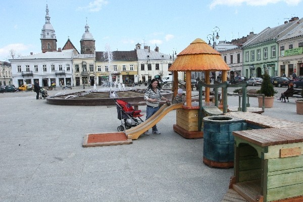 Kolorowy plac zabaw na sądeckim Rynku [ZDJĘCIA]