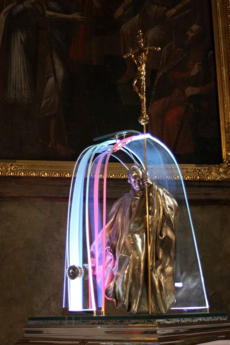 Gniezno: Relikwie bł. Jana Pawła II uroczyście wprowadzone do kaplicy w katedrze