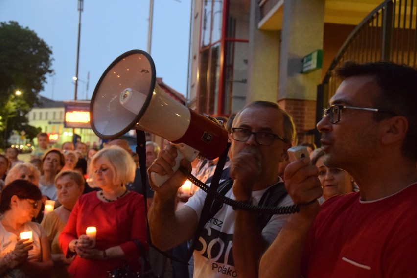 Łańcuch światła w Rybniku: Setki protestujących przemaszerowały z sądu okręgowego przez rynek