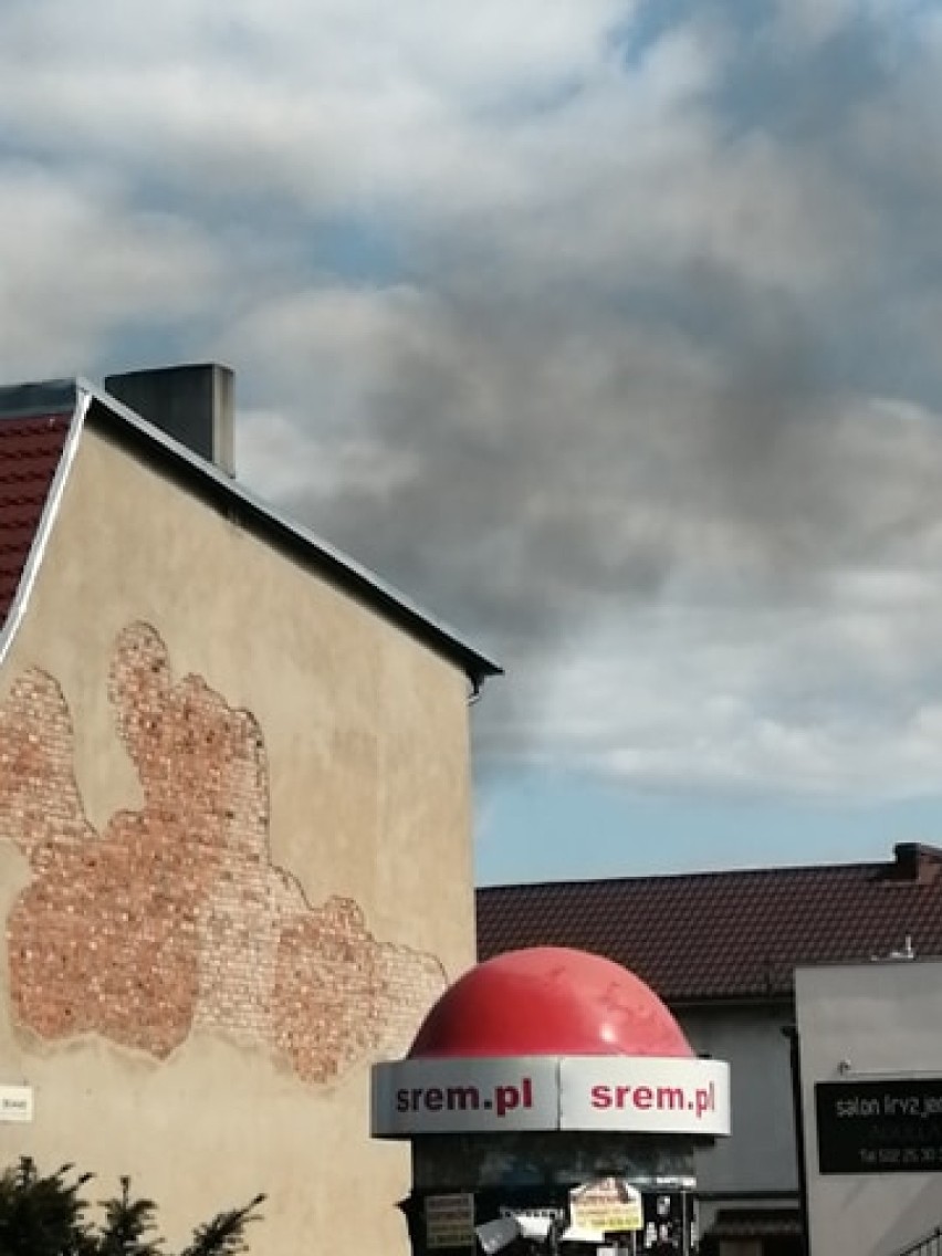 Pożar w Śremie. Na ulicy Mickiewicza straż pożarna gasi...