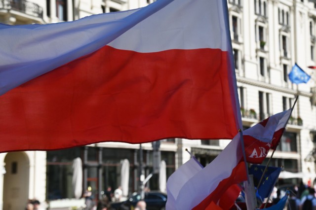 Mieszkańcy stolicy z dumą eksponują polskie flagi