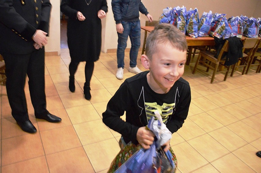 Kopalnia zasponsorowała świąteczne paczki dla dzieci z gminy...