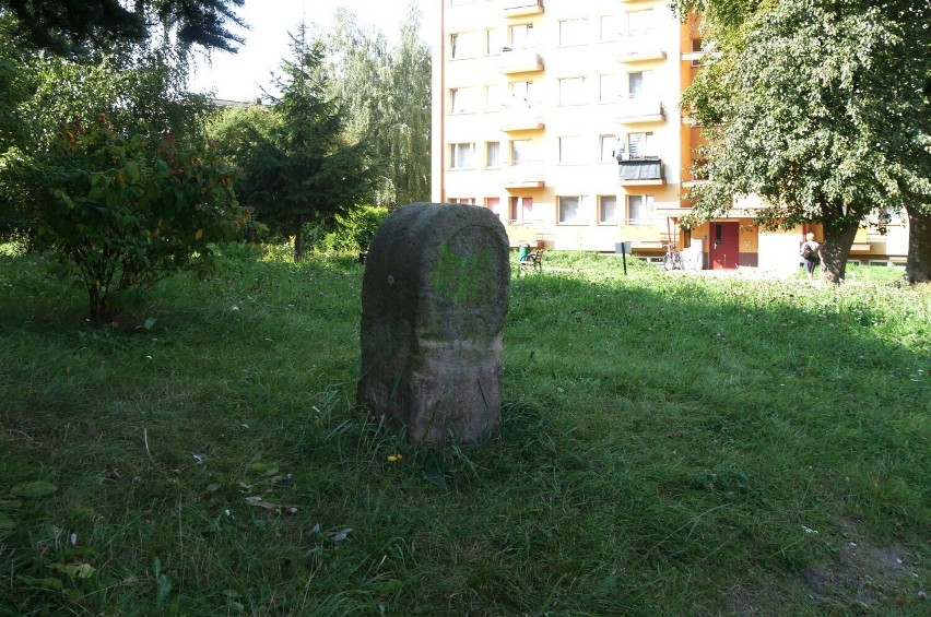 Kamień wiorstowy przy ulicy Sandomierskiej w Kielcach.