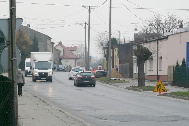 Duży ruch, zniszczona nawierzchnia i gęsta zabudowa - tak wygląda ul. Konstantynowska w Zgierzu.