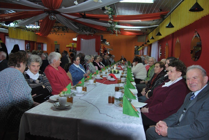 Seniorzy ze Zborowskiego spotkali się przy  wigiljnym stole. Czas umilili im uczniowie