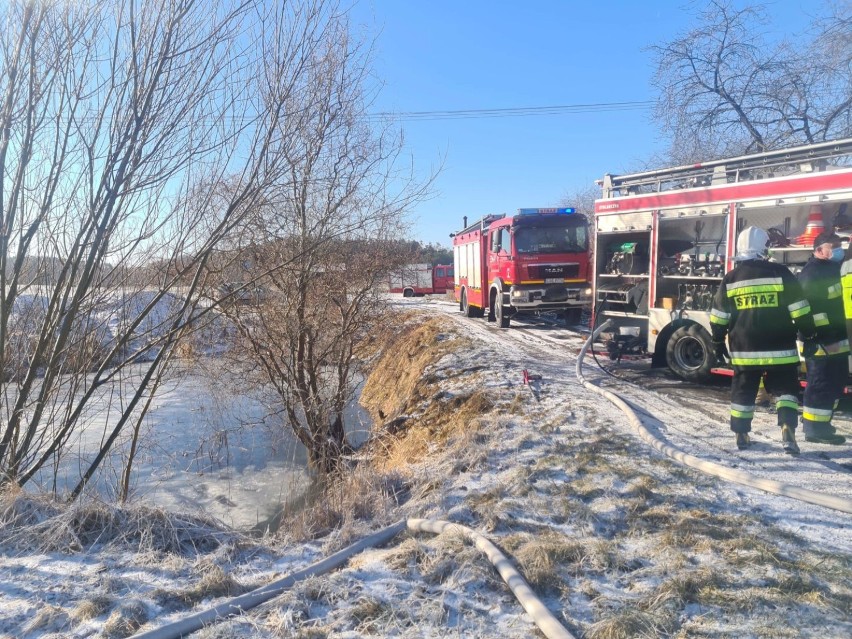 Pożar samochodu w Zgniłce w gminie Więcbork