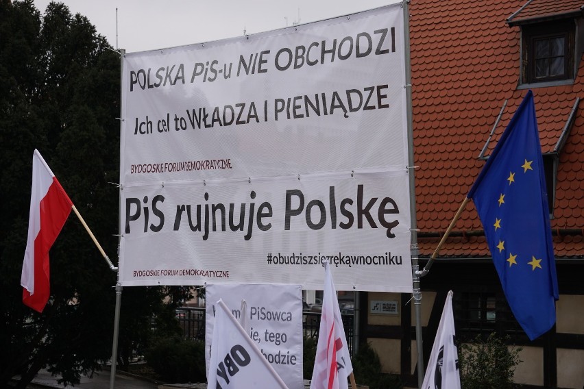 Pikieta billboardowa na ul. Mostowej w Bydgoszczy. Przeciwnicy PIS-u kolejny raz protestowali [zdjęcia]