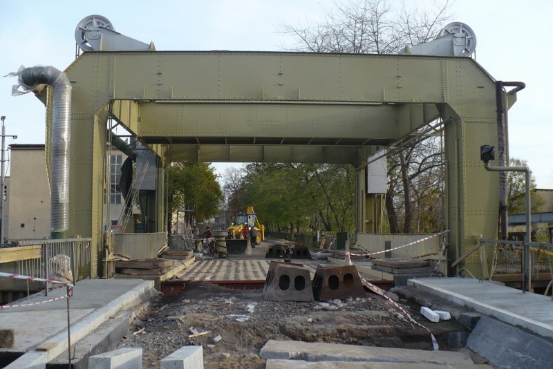 Trwa remont zabytkowego mostu nad Odrą