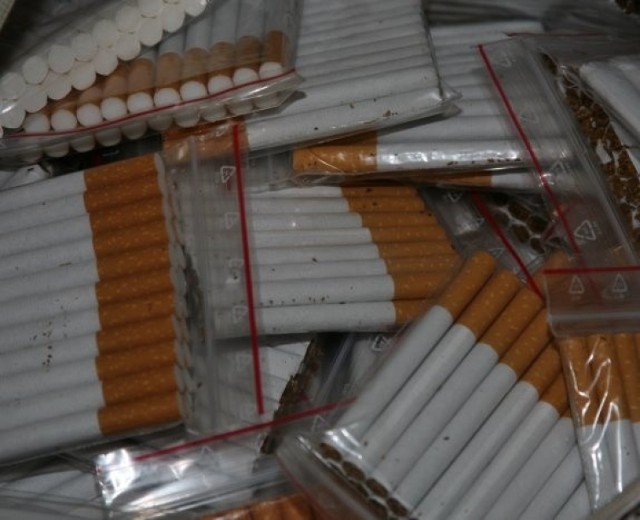 Policjanci zabezpieczyli około 750 paczek nielegalnych papierosów.