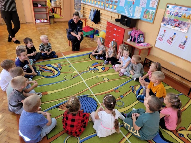 W ramach prewencyjnej akcji policjanci z Poddębic odwiedzili dzieci z Przedszkola imienia Króla Maciusia Pierwszego oraz uczniów ze Szkoły Podstawowej w Poddębicach