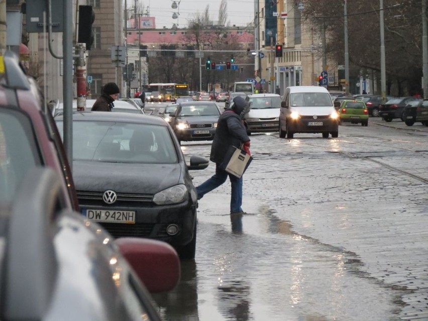 Wrocław: Problemy na pasach przy skrzyżowaniu Krupniczej z Podwalem