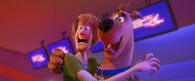 W pierwszej kinowej animacji ze Scooby-Doo w roli głównej poznamy nowe wątki, dotyczące pochodzenia uroczego psiaka. Zobaczymy też najbardziej zawiłe śledztwo w historii Tajemniczej Spółki. "Scooby-Doo!" pokazuje początki wieloletniej przyjaźni Scooby’ego i Kudłatego. Dowiemy się, jak wspólnie z Fredem, Velmą i Daphne założyli oni słynną Tajemniczą Spółkę. Teraz, po setkach śledztw i przygód, Scooby i jego gang stają w obliczu największego i najtrudniejszego wyzwania. Ktoś chce uwolnić psa z zaświatów, Cerbera. Młodzi detektywi starają się powstrzymać globalną "apsokalipsę". Jednocześnie odkrywają sekrety z przeszłości Scooby’ego i poznają jego przeznaczenie – wspanialsze, niż ktokolwiek sobie wyobrażał.