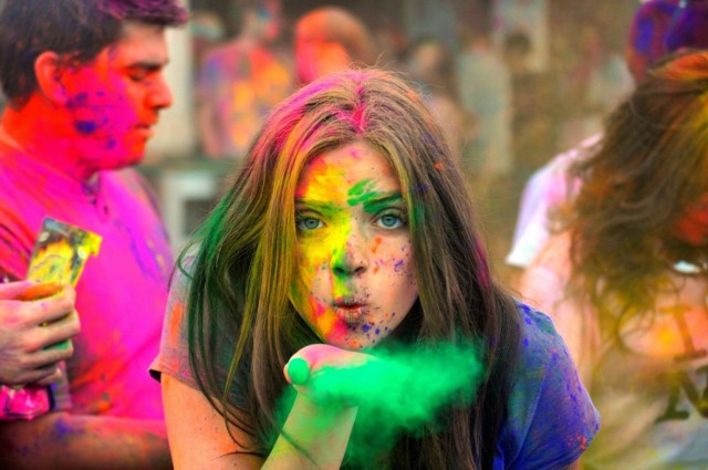 W sobotę (27 sierpnia) do Łodzi zawita Holi Festival Poland.

Święto kolorów to polska edycja jednego z najradośniejszych wakacyjnych wydarzeń, o jakich można było usłyszeć w ostatnich sezonach. Impreza przywędrowała do nas z Indii, gdzie jest uznawana za święto radości właśnie.

Co właściwie czeka na uczestników i zainteresowanych już w najbliższą sobotę? 
Holi Festival Poland to darmowa, plenerowa impreza muzyczna, na którą zaproszeni mogą czuć się  wszyscy: starsi i młodsi, całe rodziny z dziećmi, uczniowie i studenci. Podczas wydarzenia, co 30 minut od godziny 14:00 do 20:30 na sygnał DJa wszyscy obrzucają się proszkami w kolorach tęczy. Proszki będzie można nabyć na terenie imprezy w wyznaczonych do tego punktach.

27 sierpnia (sobota)
Monopolis, ul. Wydawnicza 4
początek o godzinie 14