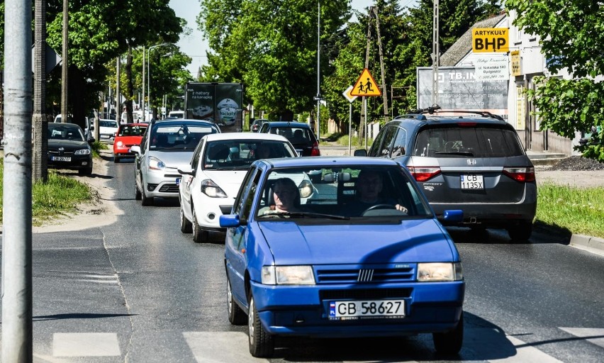 Po obu stronach remontowanej drogi zostaną poprowadzone...