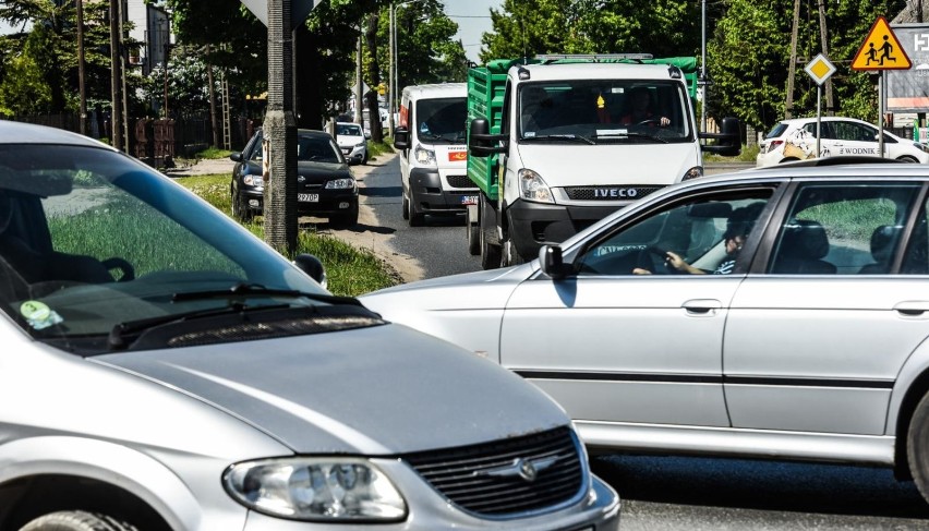 Ulica Nakielska należy do mocno obciążonych ruchem drogowym...