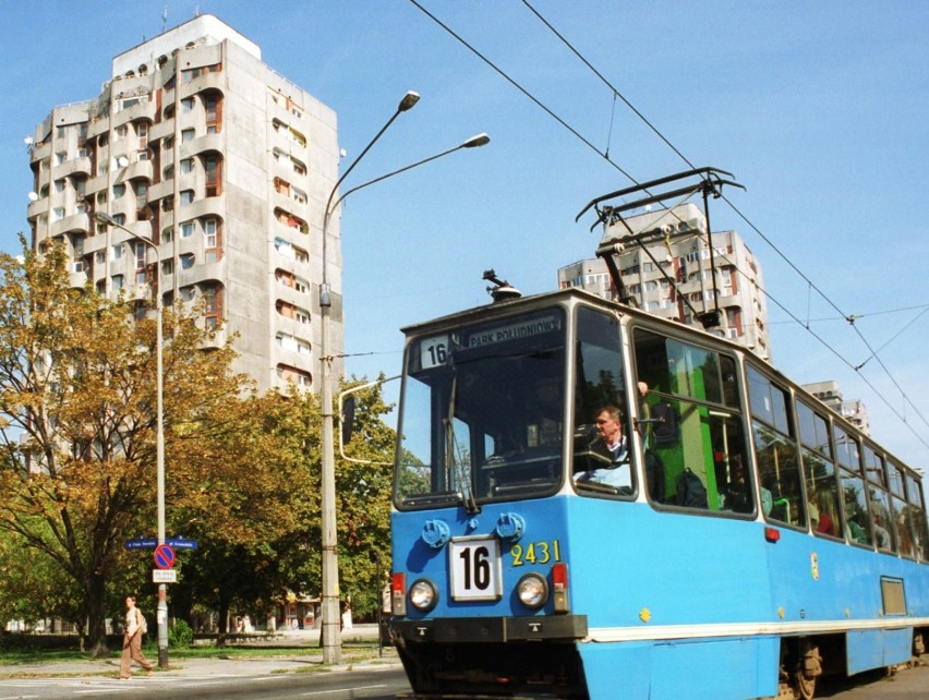 Tramwaj linii 16 na trasie we wrześniu 2003 roku