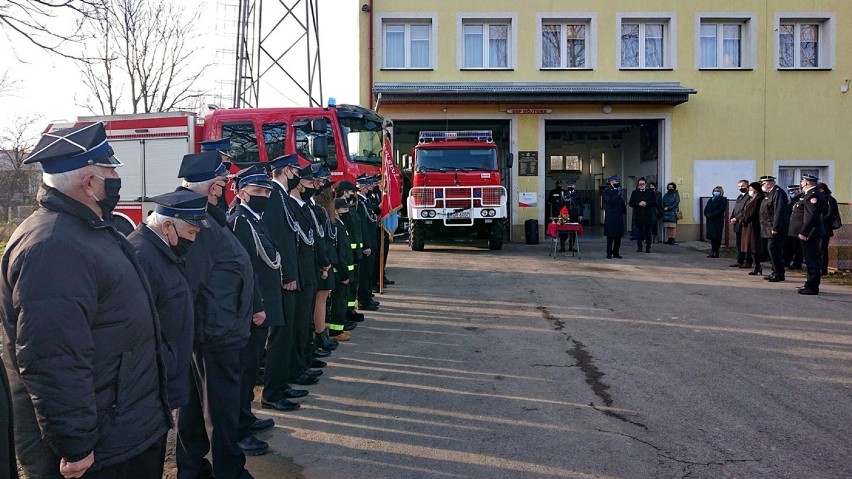 Druhowie z OSP w Lipinkach i Wójtowej cieszą się już z nowych samochodów. Zakup aut był możliwy dzięki dotacjom