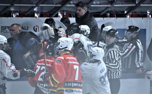 Kwalifikacja juniorów młodszych do OOM w hokeju na lodzie: UKH Unia Oświęcim - ŁKH Łódź 9:1. Na zdjęciu: Sytuacja z 15 minuty meczu, kiedy "zakotłowało" się na tafli, w wyniku czego sędzia nałożył aż osim kar meczu!