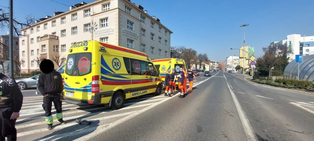 W godzinach popołudniowych w Bydgoszczy doszło do zderzenia samochodu osobowego z karetką, która na szczęście, nie przewoziła pacjenta. 

Więcej zdjęć i informacji ►►►