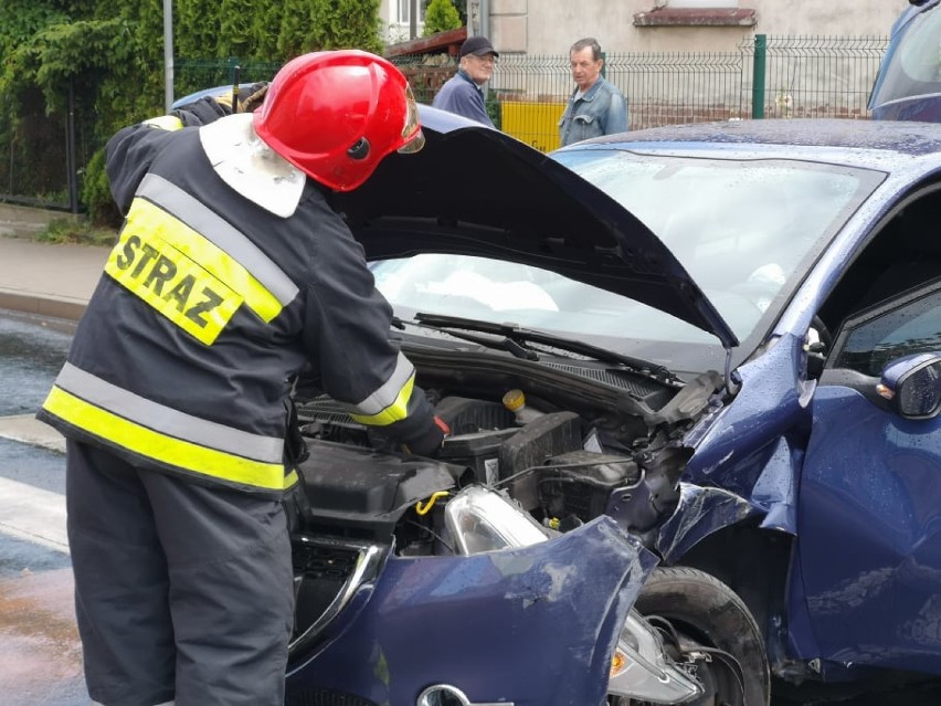 Samochód uderzył w latarnię na ul. Kalinkowej w Grudziądzu [zdjęcia]