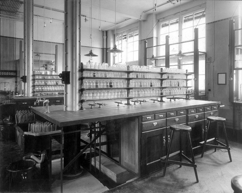 Pracownia Instytutu Chemicznego, ok. 1910. Fot. Eduard van...