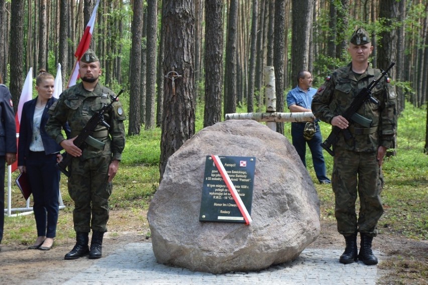 Uroczystości przy obelisku w lesie koło Gór Prusinowskich