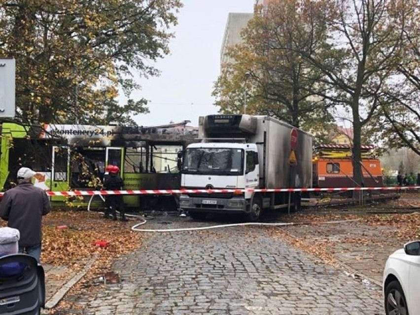 Wrocław. Tramwaj zderzył się z autem. Oba pojazdy stanęły w ogniu (ZOBACZ ZDJĘCIA)