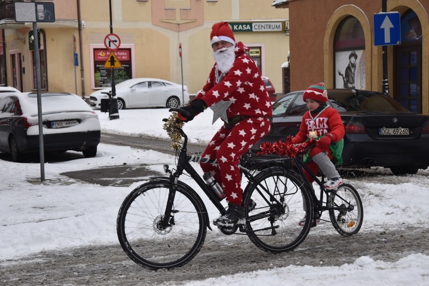 Mikołaje na rowerach rozwieźli dzieciom prezenty
