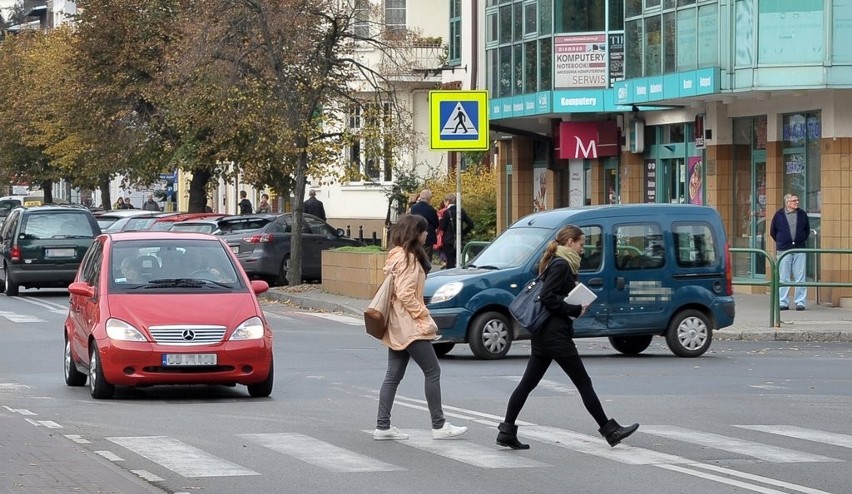 Sopoccy policjanci rozdawali latarki kulturalnym kierowcom