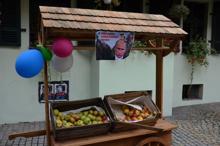 Zjedz jabłko i zostaw Putinowi ogryzek - rozdają owoce przy pl. Solnym (ZDJĘCIA)