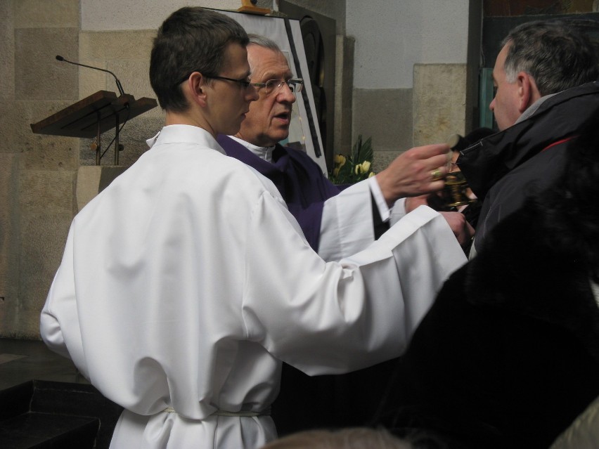Wierni modlą się przy trumnie abpa Życińskiego w Rzymie
