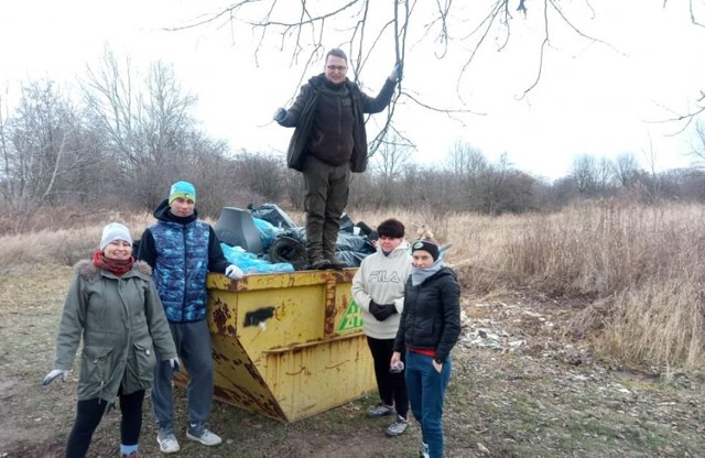 Sprzątanie terenów zieleni za Odrą.