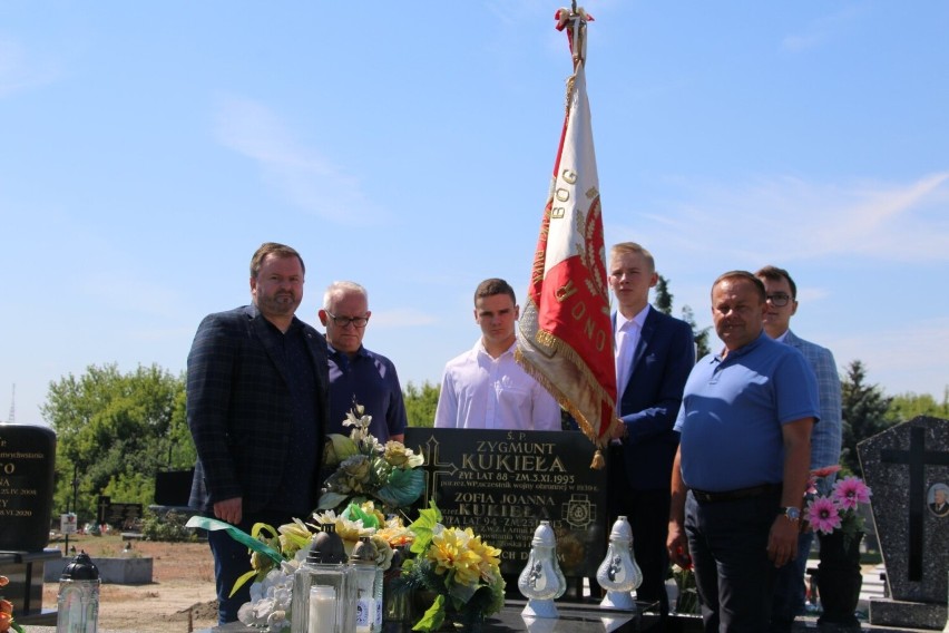 Na grobach bohaterów Powstania Warszawskiego złożono kwiaty...