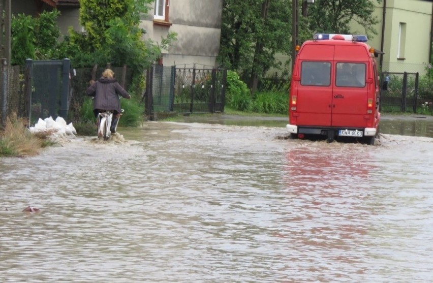 Woda ze szlamem zalałą domy i drogi w powiecie wadowickim