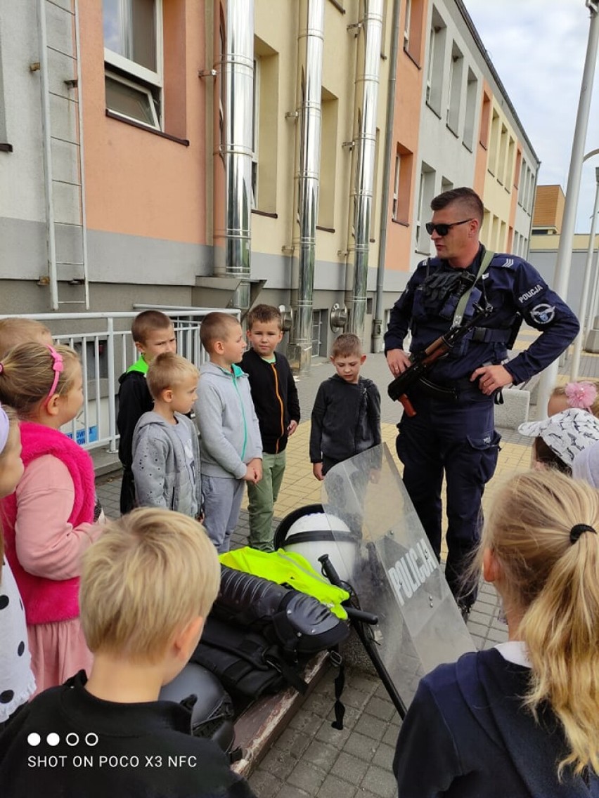 Dzieci z klasy 1c w ramach orientacji zawodowej odwiedził sierżant sztabowy Tobiasz Królik