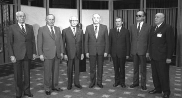 Od lewej stoją Gustav Husak, Todor Żiwkow, Erich Honecker, Michaił Gorbaczow, Nicolae Ceausescu, Wojciech Jaruzelski, János Kádár, 1987