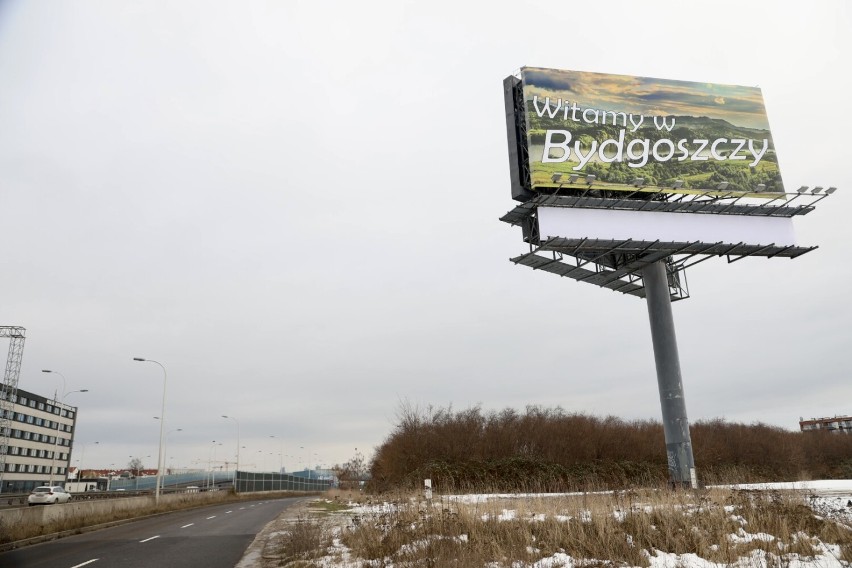 Przy wjeździe do Warszawy stanął nietypowy billboard