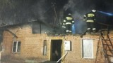 Pożar domu pod Świeciem. Jeden ze strażaków został ranny podczas akcji [zdjęcia]