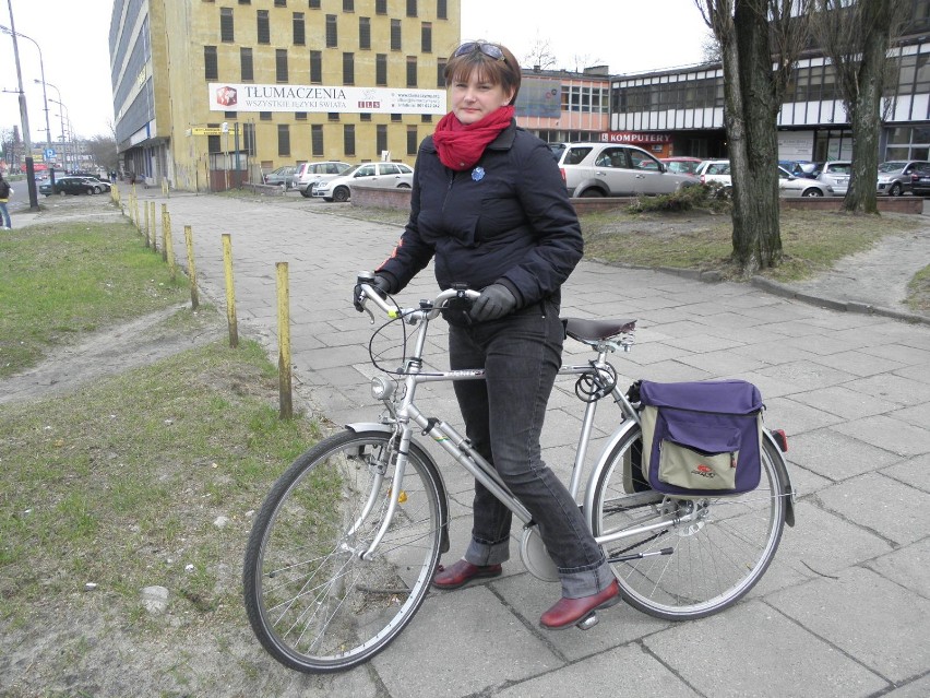 Alina Wieczorek wybiera rower jadąc do pracy i do znajomych