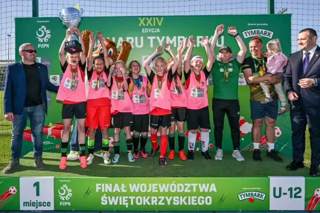 Futbolistki z Klimontowa wygrały kategorię U-12 i z nadziejami jadą na ogólnopolski finał do Warszawy.