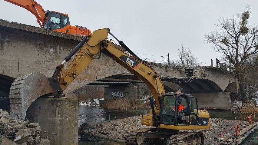 Trwa rozbiórka mostu Bernardynka nad Kanałem Ślesińskim