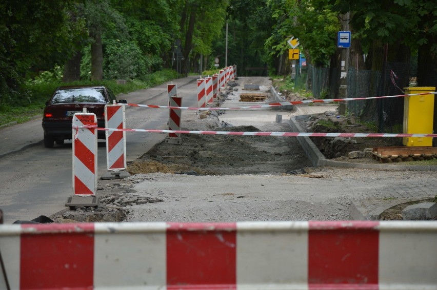 Malbork. Trwa remont ulicy Parkowej - droga zwężona, utrudnienia dla kierowców [ZDJĘCIA]