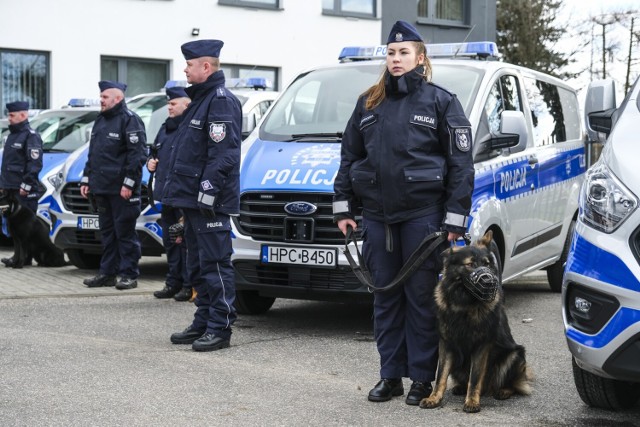 Przekazanie dziewięciu nowych radiowozów do przewozu psów komendom w regionie odbyło się przy komisariacie policji na Rubinkowie. Policjanci przygotowali także pokaz możliwości swoich podopiecznych czworonogów.