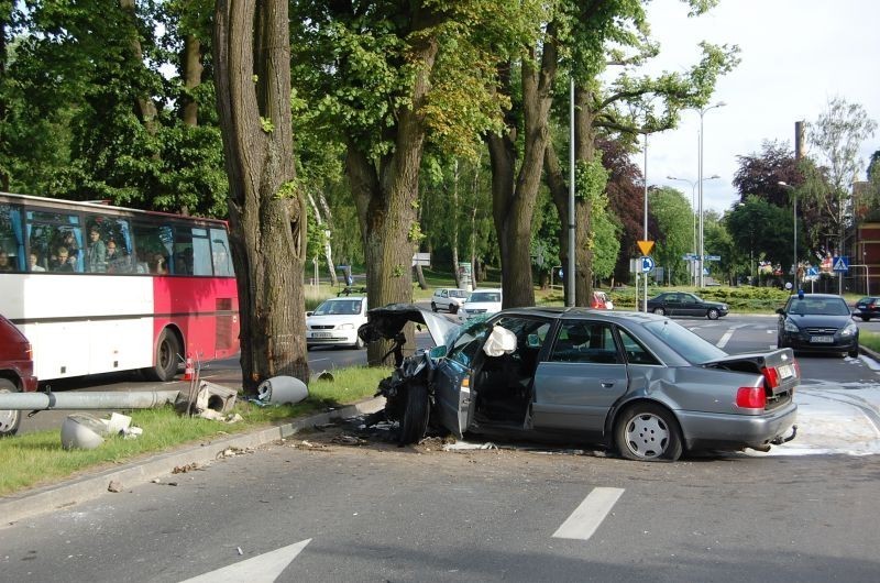 Słupsk: Wypadek na ul. Kaszubskiej. Samochód zderzył się z drzewem i latarnią