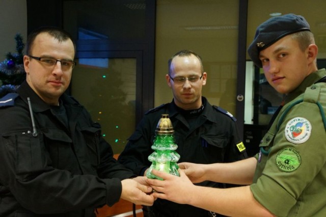 Betlejemskie Światełko Pokoju 2014: Światełko trafiło do żorskich policjantów